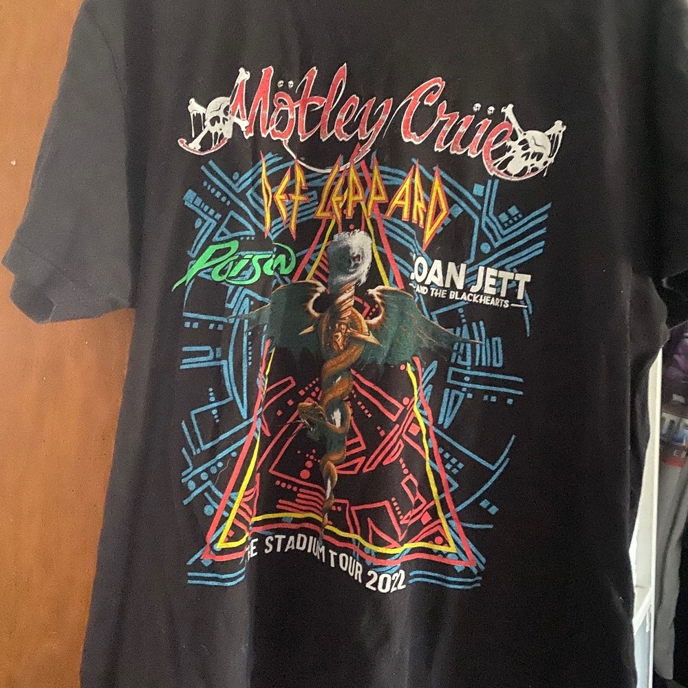 Concert t shirt Motley Crue Joan Jett Def Leppard Poison women’s xl